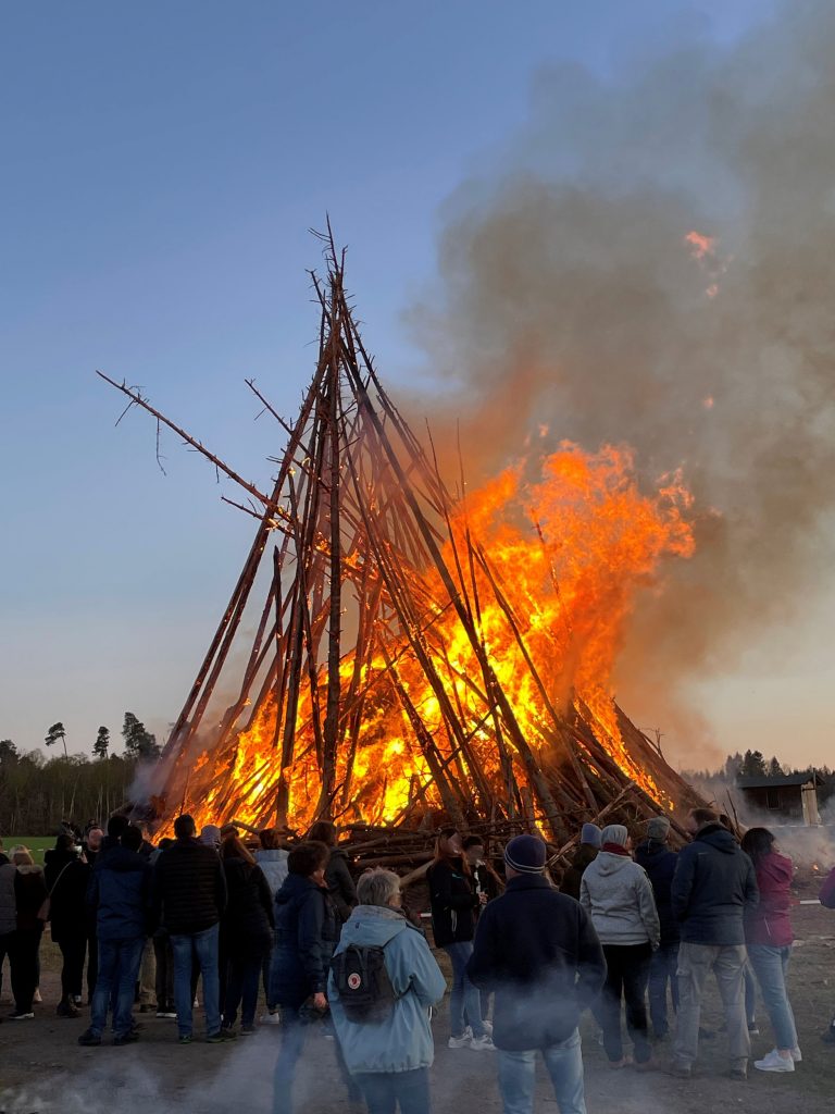 Großes Lagerfeuer mit Menschenmenge bei Sonnenuntergang , Ferienhaus Edersee, Ferienhaus Kellerwald