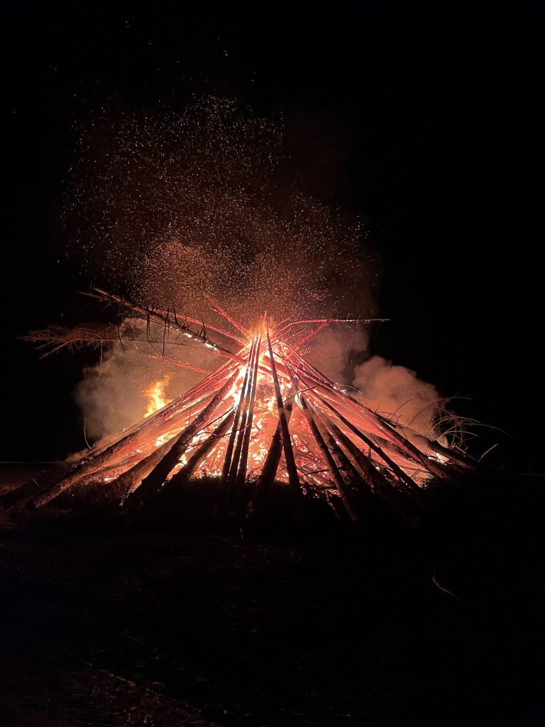 Large bonfire with logs under night sky, vacation home Edersee, vacation home Kellerwald