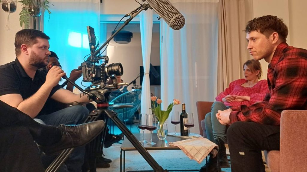Filmdreh im Wohnzimmer mit zwei Schauspielern und Kamerateam , Ferienhaus Edersee, Ferienhaus Kellerwald
