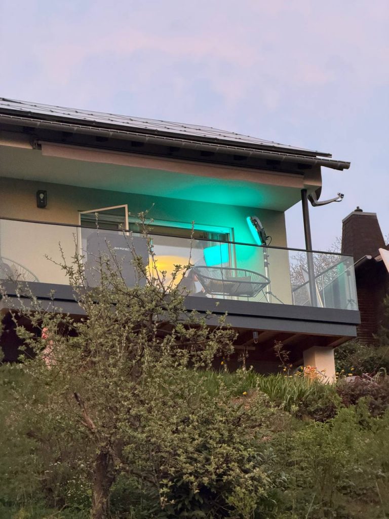 Beleuchteter Balkon eines modernen Hauses in der Dämmerung , Ferienhaus Edersee, Ferienhaus Kellerwald