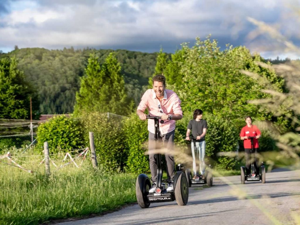 Männer auf Segways in grüner Landschaft , Ferienhaus Edersee, Ferienhaus Kellerwald