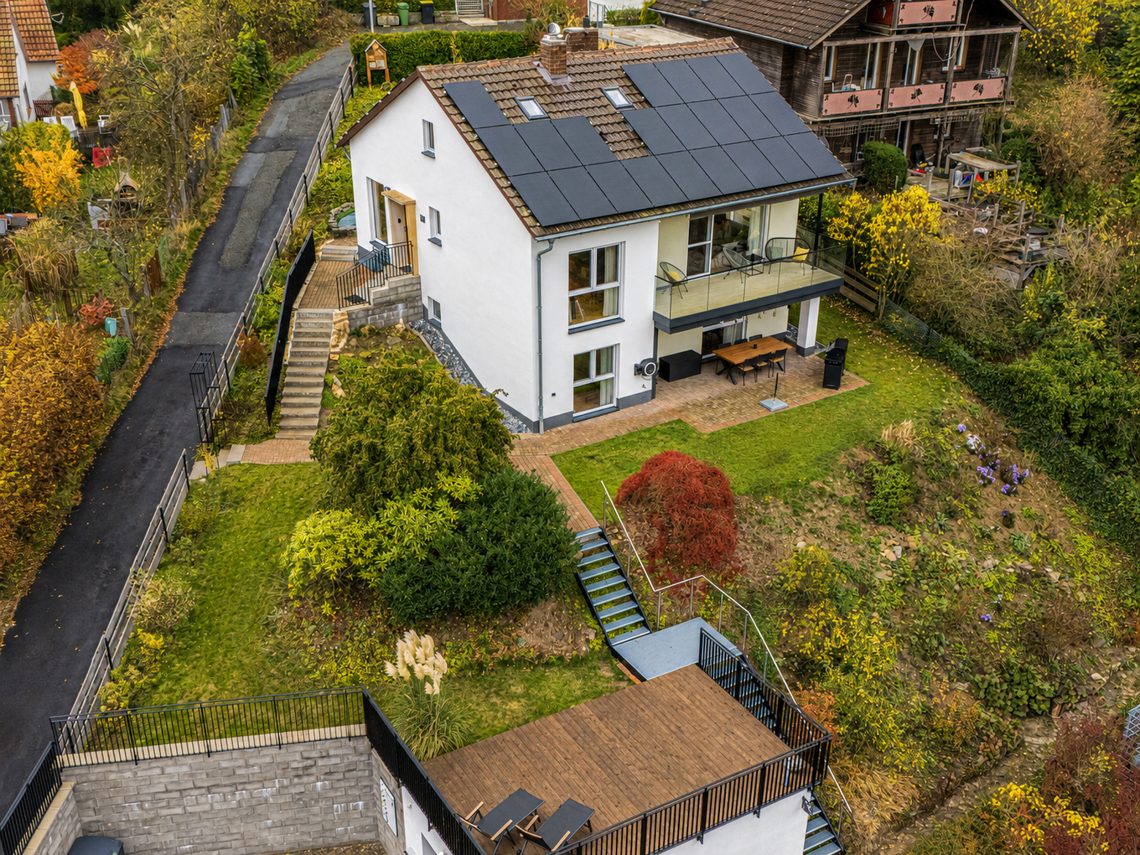Modernes Einfamilienhaus mit Solaranlage und Garten auf Hanglage , Ferienhaus Edersee, Ferienhaus Kellerwald