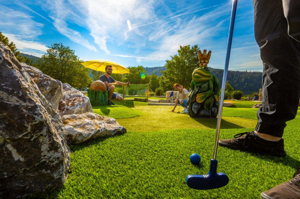 Adventure Golf Edersee, Familie spielt Minigolf auf sonnigem Platz in malerischer Landschaft , Ferienhaus Edersee, Ferienhaus Kellerwald