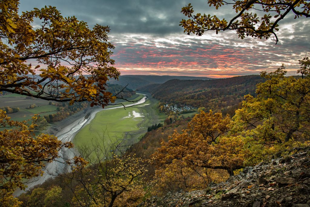 Herfstachtig rivierlandschap bij zonsondergang, Vakantiehuis Edersee, Vakantiehuis Kellerwald