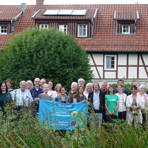 Een groep partners van Nationaal Park Kellerwald-Edersee en Natuurpark Edersee met een banner op de voorgrond die verwijst naar het partnerschap.