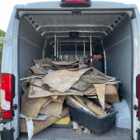 Ferienhaus Kellerwald Transporter voller Abfallmaterialien und Bauabfällen im Laderaum Ferienhaus Edersee