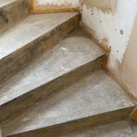 Ferienhaus Kellerwald Abgenutzte Treppenstufen in einem renovierungsbedürftigen Raum Ferienhaus Edersee