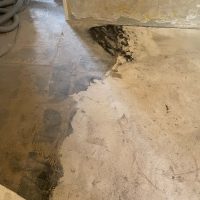 Ferienhaus Kellerwald Gespachtelte Oberfläche mit Farbflecken und Betonboden Ferienhaus Edersee