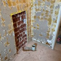 Ferienhaus Kellerwald Unfertige Wand mit freiliegender Maueröffnung und sichtbarem Putz Ferienhaus Edersee