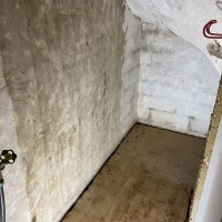 Ferienhaus Kellerwald Leere Kellerraum mit unstrukturierten Wänden und Betonboden Ferienhaus Edersee