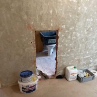 Ferienhaus Kellerwald Eingang zu einem Raum in einer Baustelle mit Materialien und Werkzeug Ferienhaus Edersee