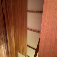 Ferienhaus Kellerwald Ein Blick auf eine Holzwand mit sichtbaren Platten und einer blendenden Beleuchtung Ferienhaus Edersee