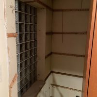 Ferienhaus Kellerwald Unfertige Treppe mit Glasblockfenster und Verkleidung Ferienhaus Edersee