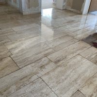 Ferienhaus Kellerwald Helle Fliesen im Innenraum mit reflektierender Oberfläche und heller Farbgestaltung Ferienhaus Edersee