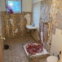 Ferienhaus Kellerwald Renovierungsarbeiten in einem Badezimmer mit freiliegenden Wänden und Werkzeugen Ferienhaus Edersee